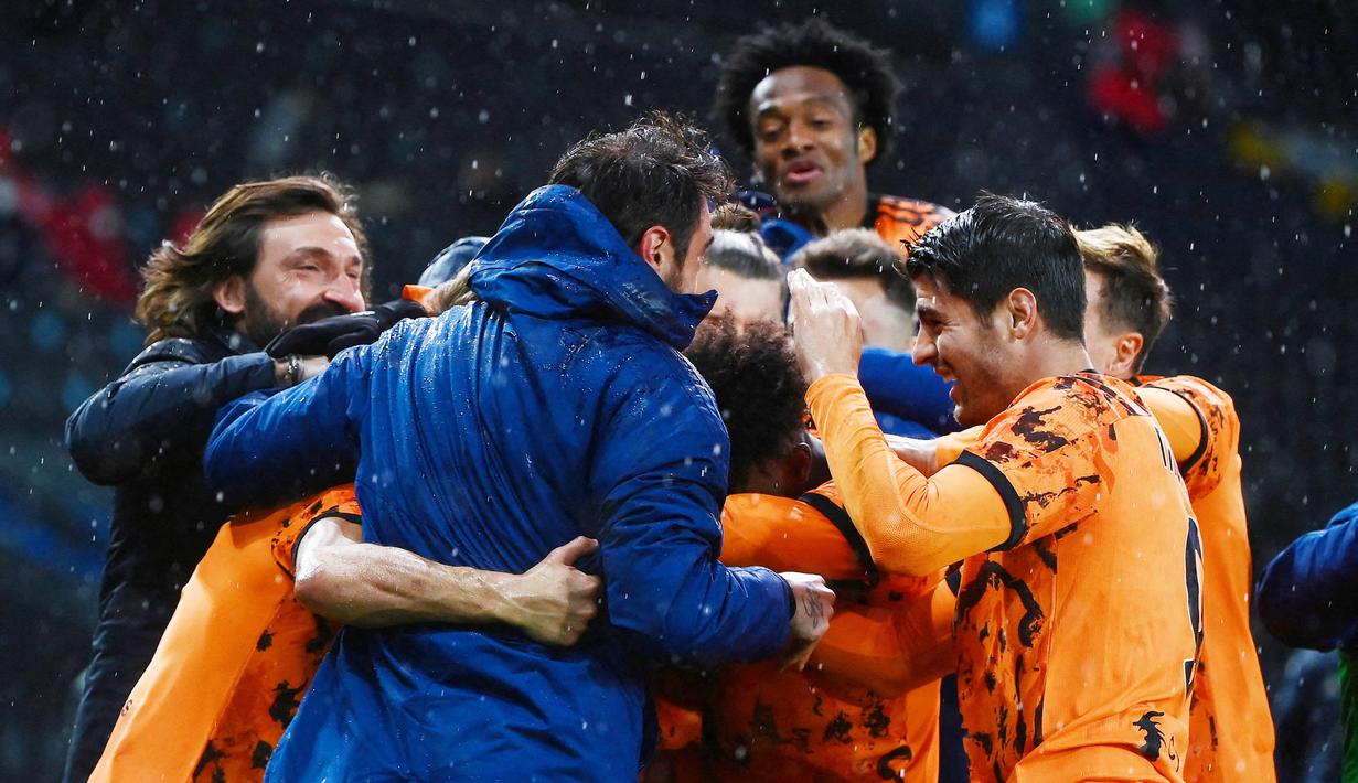 Para pemain Juventus merayakan gol yang dicetak oleh Cristiano Ronaldo ke gawang Udinese pada laga Liga Italia di Dacia Arena, Minggu (2/5/2021). Juventus menang dengan skor 1-2. (AFP/Marco Bertorello)