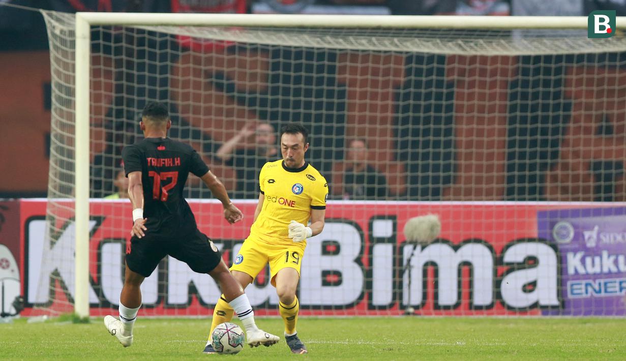 Persija Jakarta baru berhasil mencetak gol balasan pada menit ke-60. Striker muda Macan Kemayoran, Taufik Hidayat, mampu memaksimalkan kesalahan yang dilakukan oleh kiper Sabah FC sekaligus veteran Timnas Malaysia, Khairul Fahmi. (Bola.com/Ikhwan Yanuar)