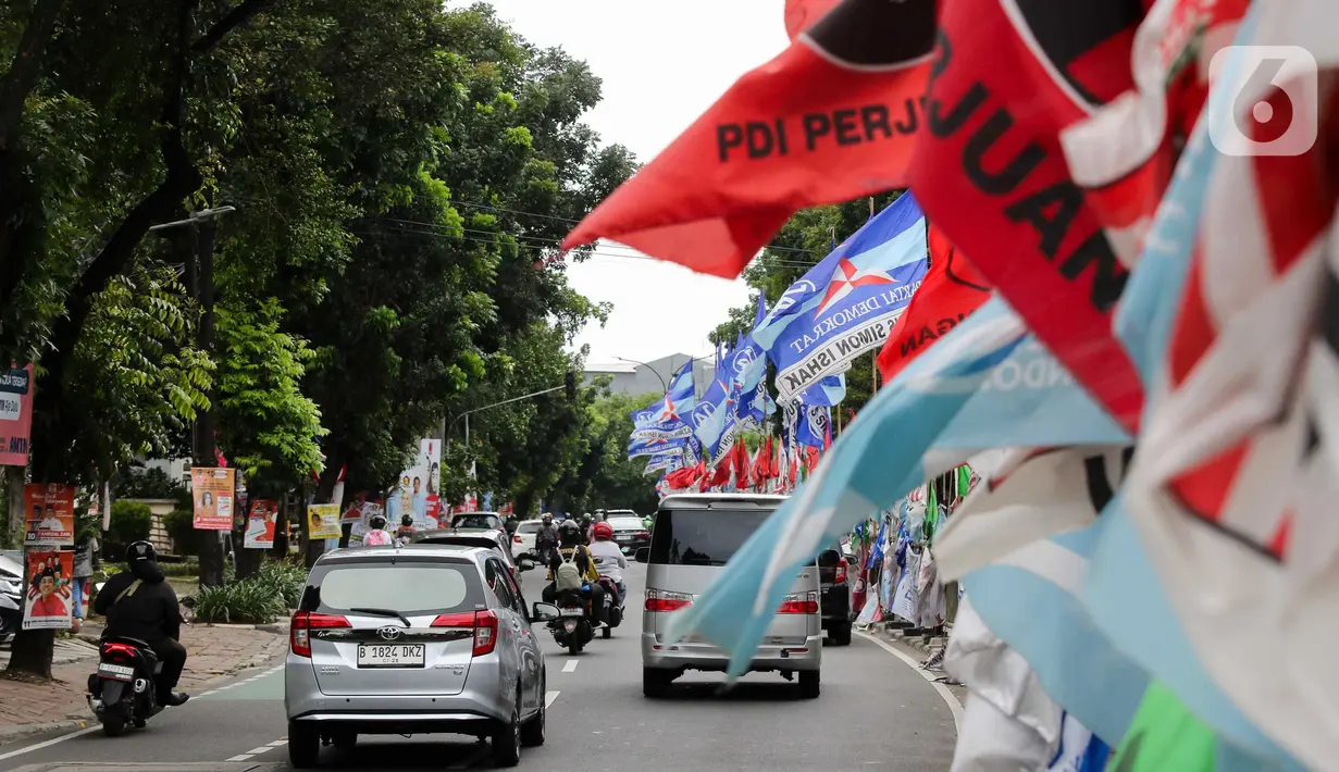 <p>Sejumlah bendera partai politik peserta Pemilu 2024 terpasang di pagar pembatas Jalan Dr Saharjo, Jakarta Selatan, Kamis (18/1/2024). (Liputan6.com/Herman Zakharia)</p>