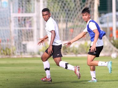 Pemain Timnas Indonesia U-17, Aaron Liam Suitela (kanan) dan Muhammad Iqbal Gwijangge, mengikuti sesi latihan di Lapangan ABC, Senayan, Jakarta, Sabtu (15/7/2023). Latihan tersebut digelar guna persiapan menghadapi Piala Dunia U-17 yang akan digelar 10 November hingga 2 Desember 2023 di Indonesia. (Bola.com/Ikhwan Yanuar)