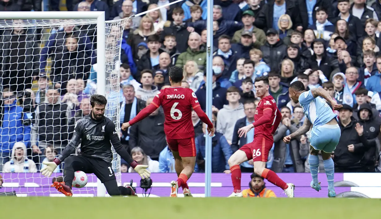 Pemain Manchester City Raheem Sterling (kanan) mencetak gol yang dianulir saat melawan Liverpool pada pertandingan sepak bola Liga Inggris di Etihad Stadium, Manchester, Inggris, 10 April 2022. Laga berakhir imbang 2-2. (AP Photo/Jon Super)