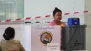 Pemilu Myanmar akan digelar dalam tiga tahap. Tampak dalam foto, seorang pemilih memberikan suara di tempat pemungutan suara di Yangon, Myanmar, Minggu, 28 Desember 2025, (AP Photo/Thein Zaw)
