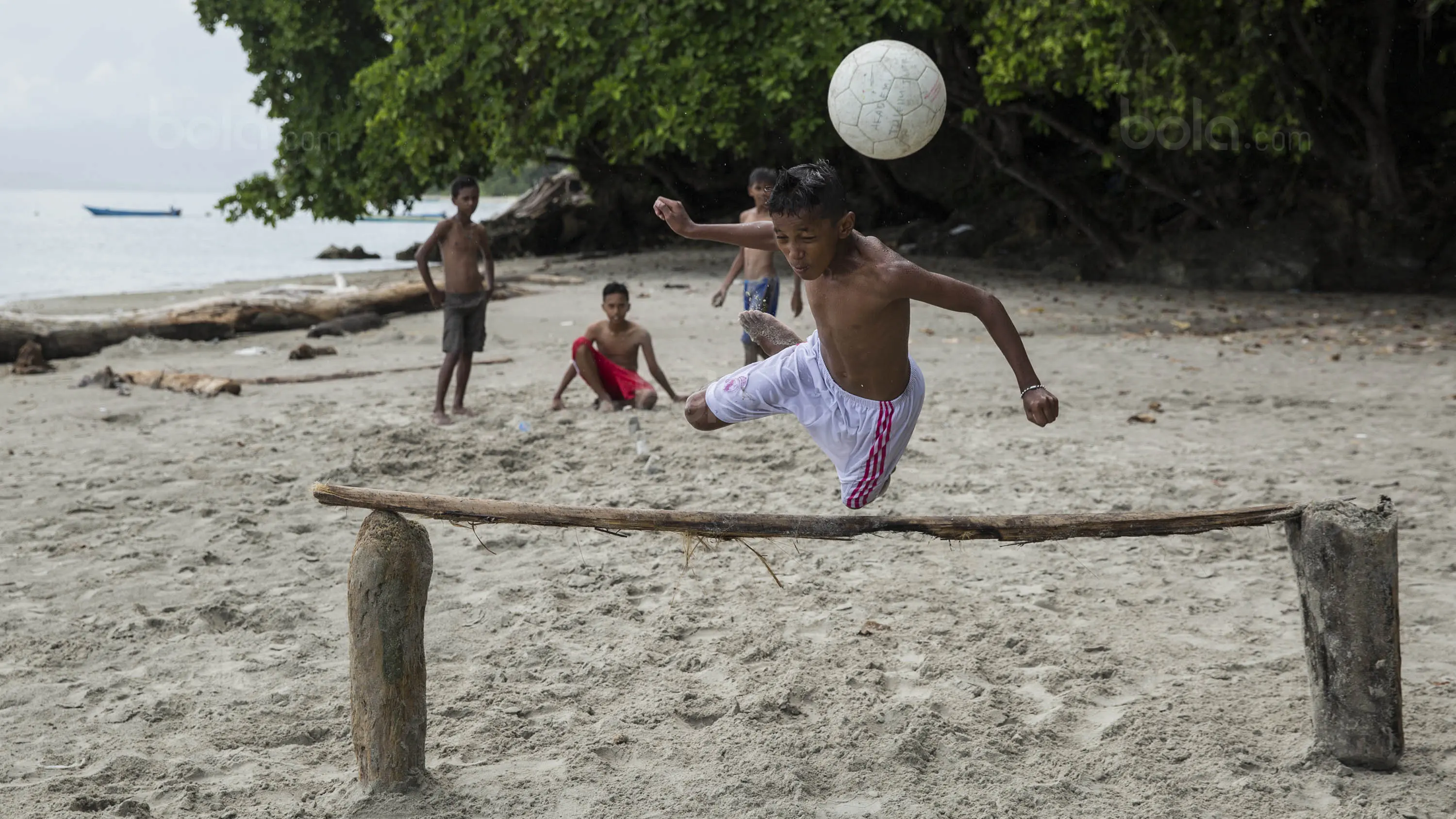 Namun sayang hingga kini sekolah sepak bola mencetak banyak pemain Timnas Indonesia itu kondisinya masih memprihatinkan. Pendanaan Putra Tulehu masih jauh dari cukup karena memang anak-anak itu berlatih secara gratis. (Bola.com/Vitalis Yogi Trisna)