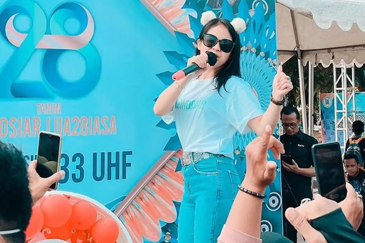 Putri Isnari menghibur masyarakat di acara Bestie Indosiar yang digelar di Banjarmasin