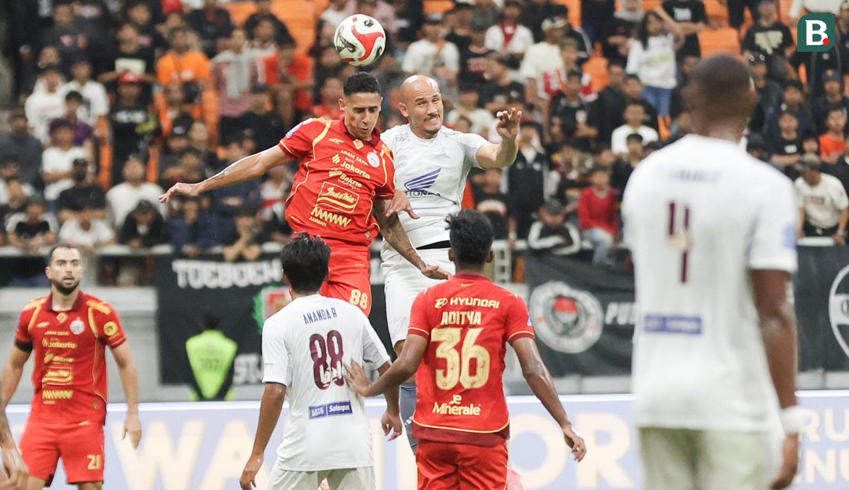 Duel pemain Persija Jakarta dan PSM Makassar pada pekan ke-22 BRI Super League 2025/2026 yang digelar di Jakarta International Stadium, Jumat (20/2) malam WIB. (Bola.com/Abdul Aziz)