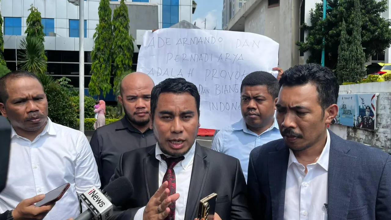 Aliansi Profesi Advokat Maluku melaporkan dua konten kreator, Ade Armando dan Abu Janda atas tuduhan memotong video ceramah Jusuf Kalla hingga memicu kegaduhan. (Liputan6.com/Ady Anugrahady)