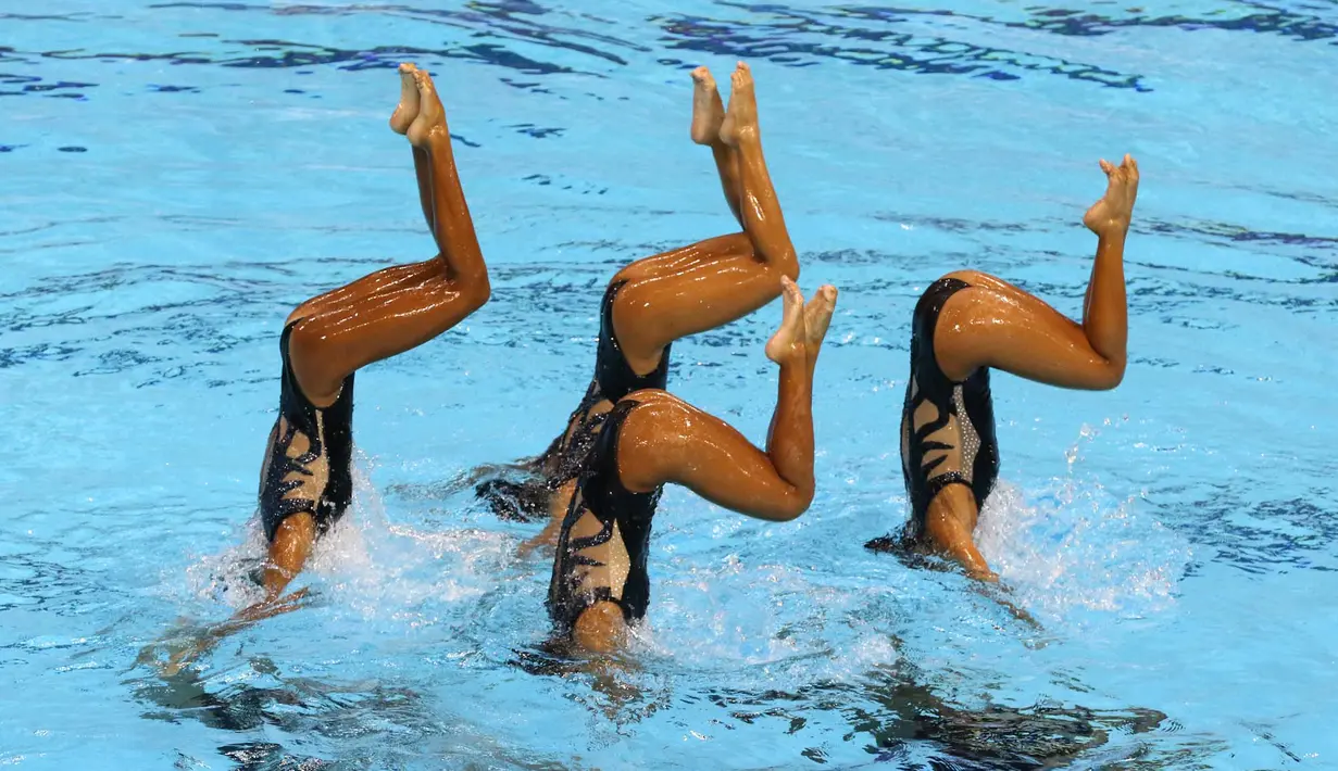 Tim renang indah Indonesia beraksi di nomor Team Technical & Free Routine SEA Games 2015. (Bola.com/Arief Bagus)