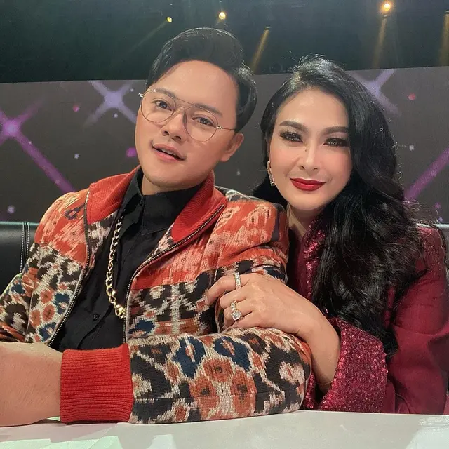 6 Potret Kebersamaan Danang D'Academy dan Iis Dahlia, Bak Kakak Adik