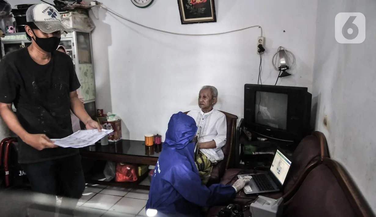 Petugas Disdukcapil Kota Jakarta Utara merekam E-KTP penyandang disabilitas di Pademangan Barat, Jakarta, Kamis (16/7/2020). Program jemput bola ini untuk memudahkan pelayanan administrasi kependudukan bagi penyandang disabilitas, jompo dan orang sakit di masa pandemi. (merdeka.com/Iqbal S. Nugroho)