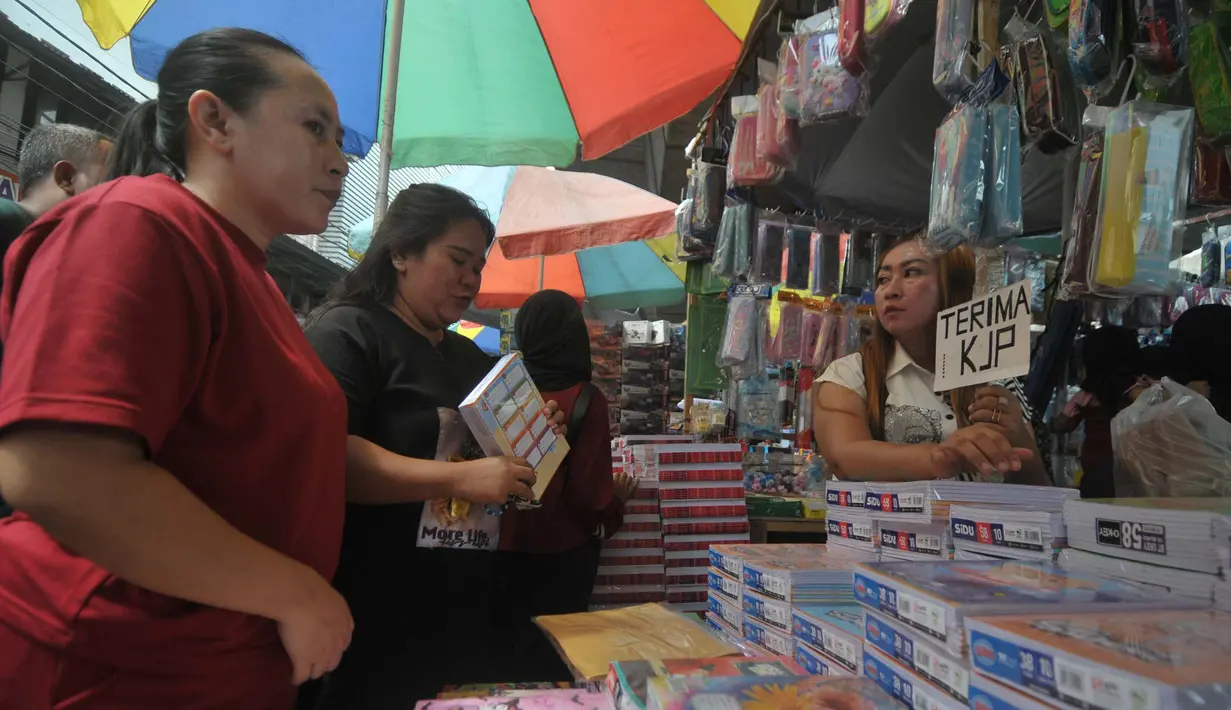 Memasuki tahun ajaran baru, beragam keperluan sekolah anak banyak diburu warga, termasuk buku tulis. (merdeka.com/Imam Buhori)