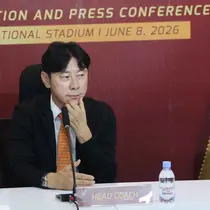 Shin Tae-yong saat diperkenalkan sebagai pelatih kepala Persija yang baru di Jakarta International Stadium, Senin (8/6/2026) siang WIB. (Bola.com/M Iqbal Ichsan)