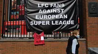 Poster anti Liga Super Eropa tergantung di luar stadion Anfield, markas klub sepak bola Liga Utama Inggris Liverpool, Senin (19/4/2021). (Foto: AFP/Paul Ellis)