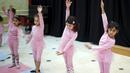 Anak-anak Palestina ini serius berlatih balet yang diselenggarakan oleh Al-Qattan Center for Children, di kota Gaza, Palestina, (25/11/2015). (Reuters/Suhaib Salem).