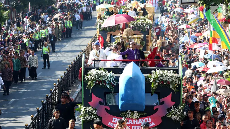 Jokowi Kenakan Baju Sunda Buka Karnaval Kemerdekaan di Bandung