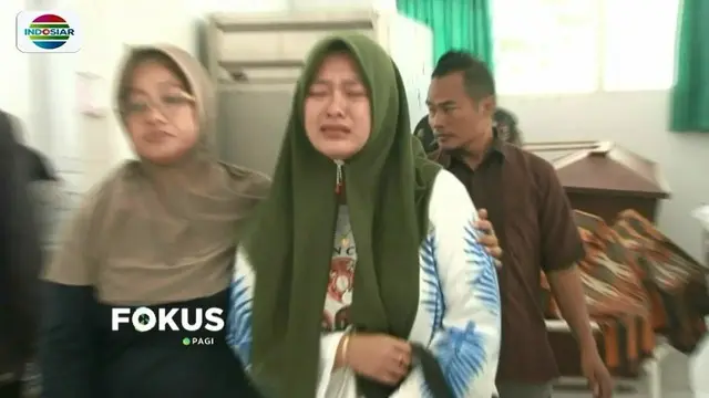 Puluhan korban tsunami di Lampung Selatan dibawa ke RSUD Bob Bazar Kalianda untuk mendapat perawatan. Akibat banyaknya korban, sejumlah pasien terpaksa dirawat di lorong rumah sakit.