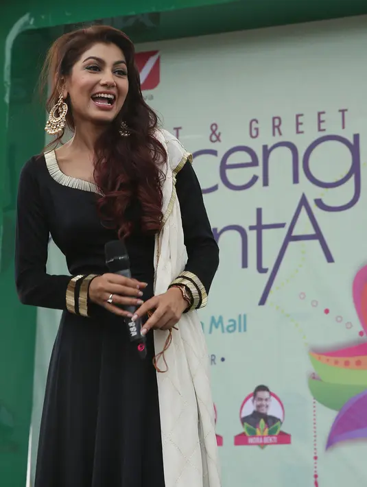 Lautan manusia yang memadati lapangan parkir timur Mal Metropolitan itu merupakan pengalaman pertamanya. Ia mengaku belum pernah melihat banyaknya penggemar yang menyambut dirinya. (Bambang E. Ros/Bintang.com)