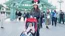 Momen ketika Momo Geisha dan Sheena berkunjung ke Disneyland Tokyo. Sumber (liputan6.com/IG/therealmomogeisha)