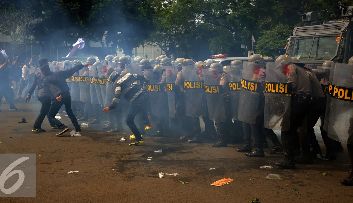 olda Metro Jaya melakukan simulasi pengamanan pelaksanaan Pilkada Serentak 2015 di Parkir Timur Senayan, Jakarta, Kamis (6/8/2015). Tampak, simulasi pengamanan aksi massa pasca pemungutan suara Pilkada serentak 2015. (Liputan6.com/Helmi Fithriansyah)