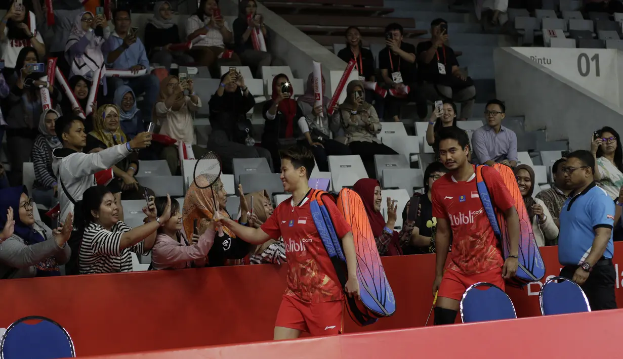 Pebulutangkis Indonesia, Tontowi Ahmad / Lilyana Natsir, menyapa fans sebelum melawan pasangan India pada Indonesia Masters 2019 di Istora Senayan, Jakarta, Selasa (22/1). Tontowi / Lilyana lolos ke babak kedua. (Bola.com/M. Iqbal Ichsan)
