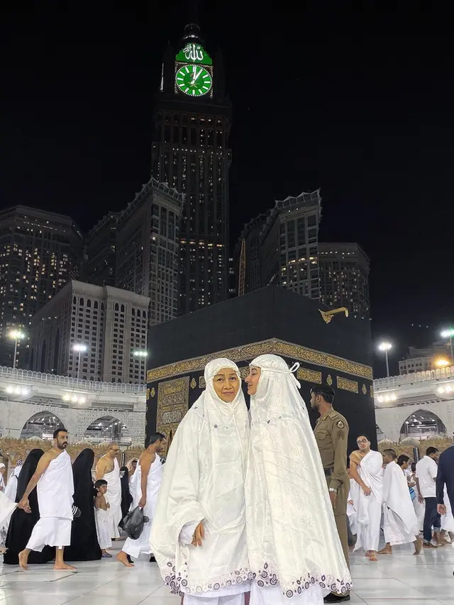 Dipuji Makin Cantik, Ini 6 Potret Naomi Zaskia Berhijab saat Umrah