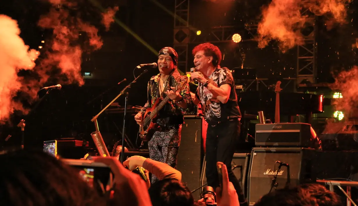 "Saya akan lanjut dengan karya Yocki Suryoprayogo. Kami selalu berdoa biar dia cepet sembuh dan sehat untuk tetep berkarya untuk Indonesia," tutur Ahmad Albar sebelum menyanyikan lagu Menjilat Matahari. (Adrian Putra/Bintang.com)