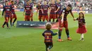 Luis Suarez bersama anak-anaknya jelang melawan Real Sociedad dalam lanjutan La Liga Spanyol di Stadion Camp Nou, Barcelona, (28/11/2015). (AFP Photo/Lluis Gene)