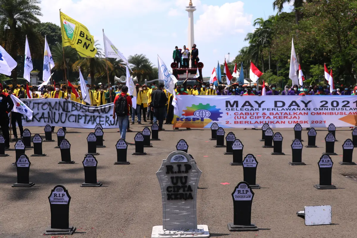 Puluhan Nisan di Tengah Peringatan Hari Buruh