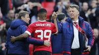 Manajer Manchester United, Louis van Gaal (kanan), usai partai kontra Everton, akhir pekan lalu. Van Gaal menghadapi tugas berat saat bersua Leicester City, malam ini, di Stadion Old Trafford.  (Reuters/Eddie Keogh)