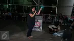 Anak Sastrawan dan Aktivis HAM Widji Thukul, Fajar Merah (kanan) dan Artis Melanie Subono (kiri) membacakan puisi - puisi karya Widji Thukul di Taman Ismail Marzuki, Jakarta, Selasa (24/1). (Liputan6.com/Gempur M Surya)