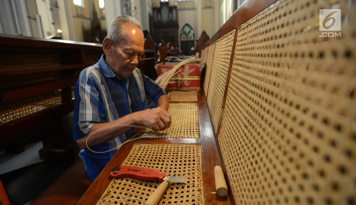 Samin (72) merajut anyaman kursi rotan ibadah umat Kristen di Gereja Katedral, Jakarta, Rabu (27/3) Bilau kerap melakukan perawatan kursi-kursi Katedral yang terbuat dari kayu Jati dengan anyaman rotan. Sudah 8 tahun untuk memberikan kenyamanan untuk bisa beribadah dengan baik. (merdeka.com/Imam Buh