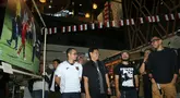 Anggota Exco PSSI, Arya Sinulingga, memandang foto saat menghadiri pembukaan pameran foto dan peluncuran kitab "90' & Beyond" di Sarinah, Jakarta Pusat, pada Minggu (24/8/2025). (Dok. PSSI Pers/PFI Jakarta)