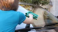 Ilustrasi Cara membersihkan kaca jendela mobil luar. (Microfiber Wholesale)