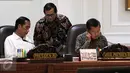 Sekretaris Kabinet Pramono Anung berbincang dengan Presiden Joko Widodo di ruang rapat terbatas di Kantor Presiden Komplek Istana Kepresidenan, Jakarta, Selasa (1/11). (Liputan6.com/Faizal Fanani)