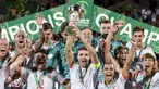 Para pemain Spanyol merayakan gelar juara Piala Eropa U-19 usai mengalahkan Portugal di Yerevan, Armenia, Sabtu (27/7). Spanyol menang 2-0 atas Portugal. (AFP/Karen Minasyan)