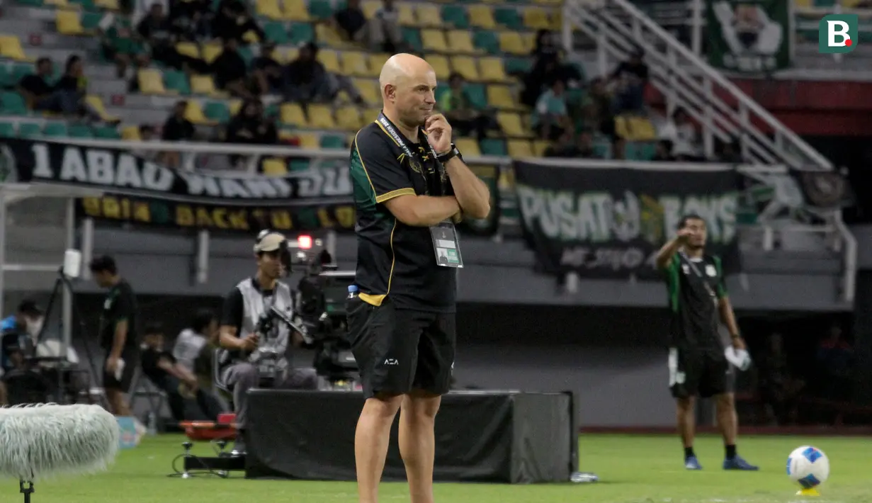 Pelatih Persebaya Surabaya, Bernardo Tavares, mengamati jalannya pertandingan melawan PSMS Medan pada laga kedua Grup B Piala Presiden 2026 di Stadion Gelora Bung Tomo, Surabaya, Jawa Timur, Rabu (29/7/2026). Di bawah arahan Bernardo Tavares, Bajul Ijo berhasil mengamankan kemenangan 1-0 lewat gol tunggal Yuran Fernandes sekaligus memastikan langkah ke babak semifinal. (Bola.com/Wahyu Pratama)