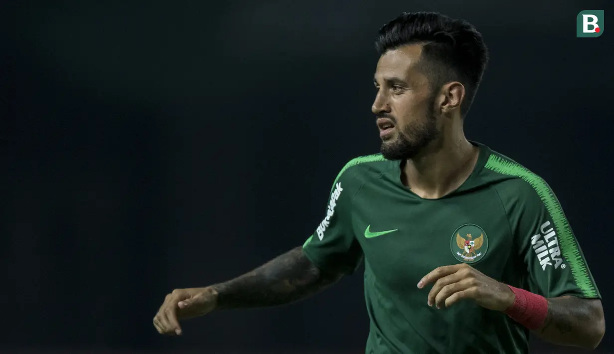 Gelandang Indonesia, Stefano Lilipaly, saat pemanasan sebelum melawan Chinese Taipei pada laga Grup A Asian Games di Stadion Patriot, Bekasi, Minggu (12/8/2018). Indonesia menang 4-0 atas Chinese Taipei. (Bola.com/Vitalis Yogi Trisna)