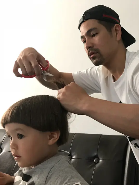 Dibalik potongan rambut El yang baru dan menggemaskan, ternyata ada peran sang paman. Erick lah yang ternyata memotong rambut El menjadi seperti sekarang ini. (Instagram/erickbanaiskandar)