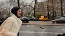 <p>Mengenakan puffer putih, Paula Verhoeven menikmati keindahan Belanda dengan sepeda. Tampaknya musim di sana sudah mulai memasuki winter. (Foto: Instagram/ paula_verhoeven)</p>