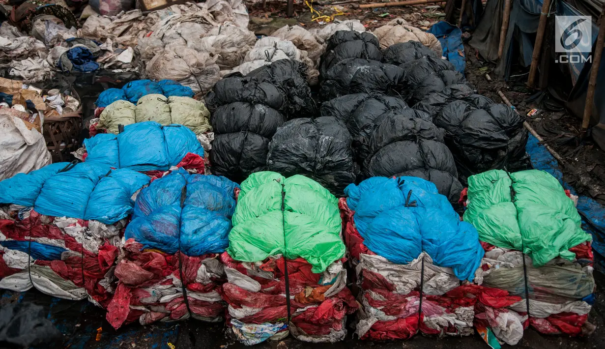 Rencengan plastik tersusun di TPA Bantar Gebang, Kota Bekasi, Jawa Barat.  (Liputan6.com/Yoppy Renato)