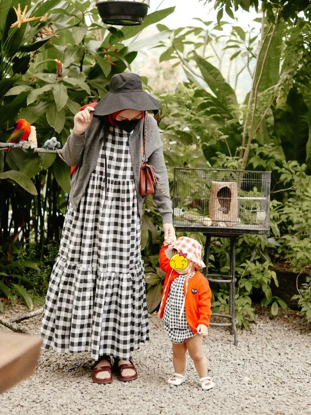6 Potret Dian Pelangi dan Baby Rumi Pakai Baju Senada, Kompak Tampil Modis