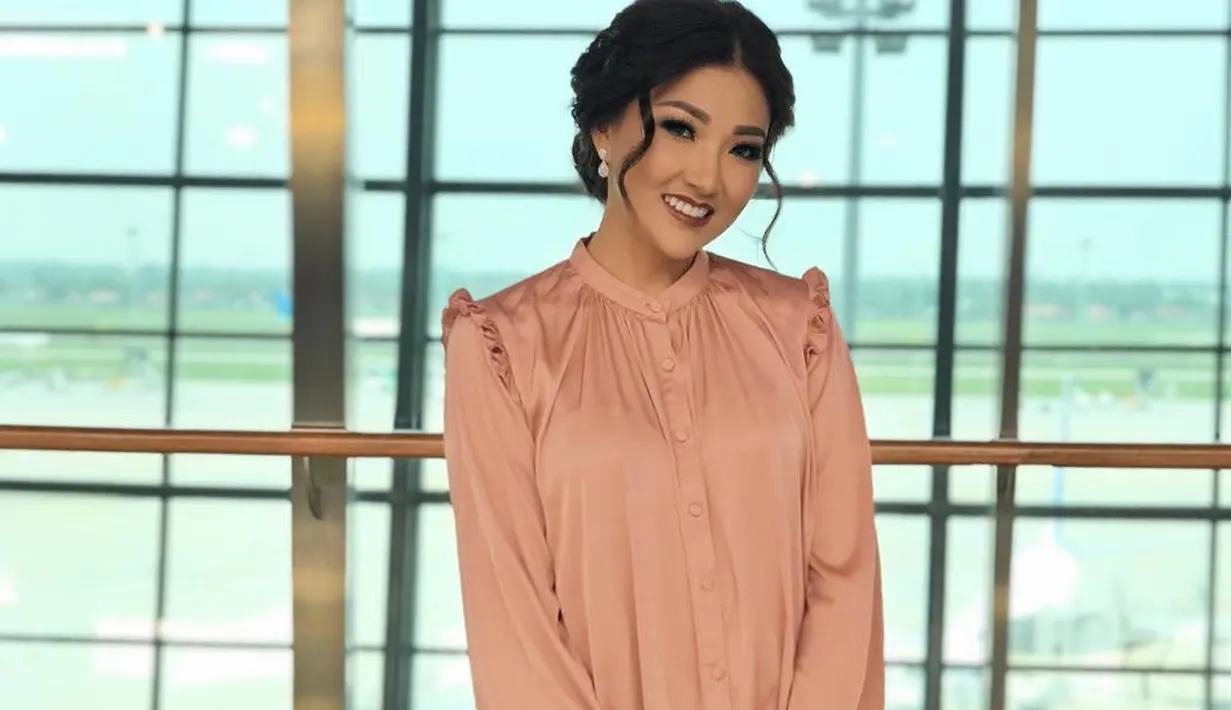 Meskipun sering mengenakan daster, namun bukan bearti Sarwendah tak bisa berpenampilan hits saat berada di luar. Sama seperti wanita lainnya, fashion juga menjadi hal yang sangat diperhatikan oleh Sarwendah. (Instagram/sarwendah29)