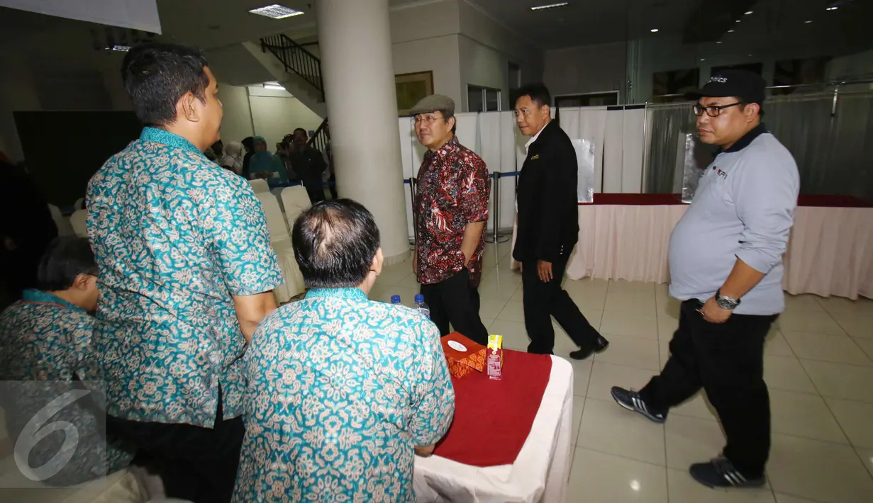 Ketua DKPP RI, Jimly Asshiddiqie berbincang dengan petugas PPS saat memantau pencoblosan Pilkada DKI 2017 di TPS 15 di Rumah Sakit Cipto Mangunkusumo (RSCM) Jakarta Pusat, Rabu (15/2). (Liputan6.com/Helmi Afandi)