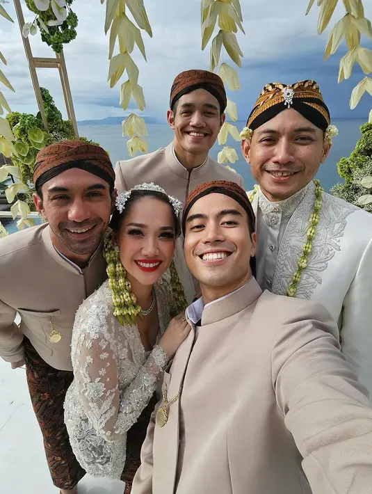 Vidi juga mengenakan seragam para groomsman berupa beskap cokelat muda, dipadu dengan kain batik sebagai bawahan. [Foto: Instagram/vidialdiano]