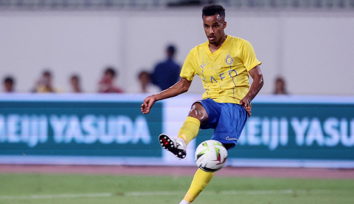 Gelandang Al Nassr, Abdulrahman Ghareeb melepaskan tendangan yang menghasilkan gol ke gawang Inter Milan pada laga pramusim 2023/2024 di Nagai Stadium, Osaka, Jepang, Kamis (27/7/2023) sore WIB. (AFP/Paul Miller)