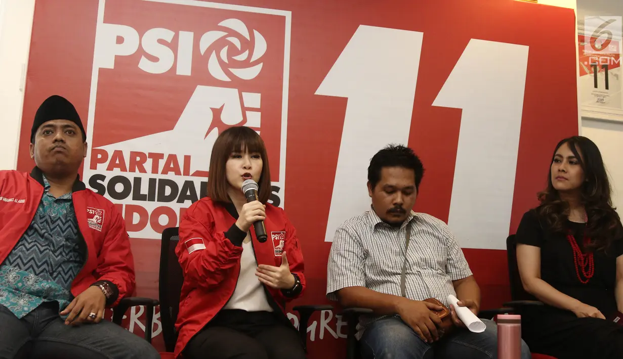 Ketua Umum PSI Grace Natalie (dua kiri) memberi keterangan saat jumpa pers permintaan maaf penyebar fitnah dan foto hoax terhadap dirinya di Jakarta, Senin (19/11). Penyebar meminta maaf langsung kepada Grace Natalie. (Liputan6.com/Herman Zakharia)