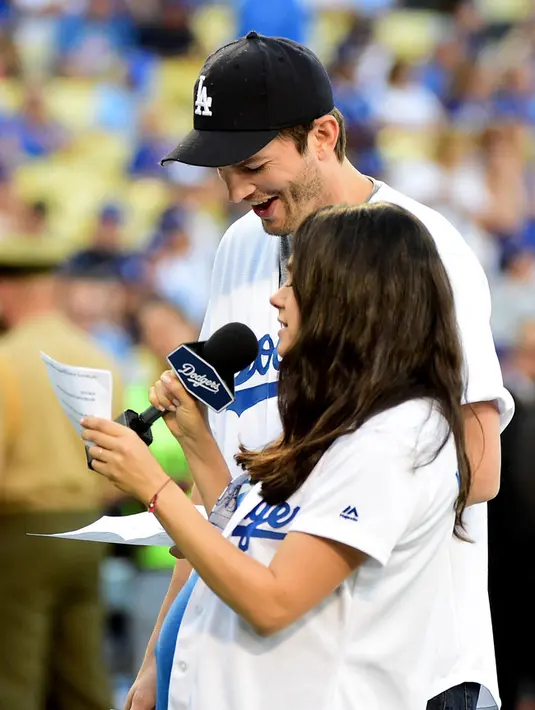 Pasangan yang jarang memamerkan kemesraannya di depan umum ini merupakan pasangan yang setia. Terlebih, keduanya juga baru saja mendapatkan seorang anak lagi setelah resmi menikah. (AFP/Bintang.com)