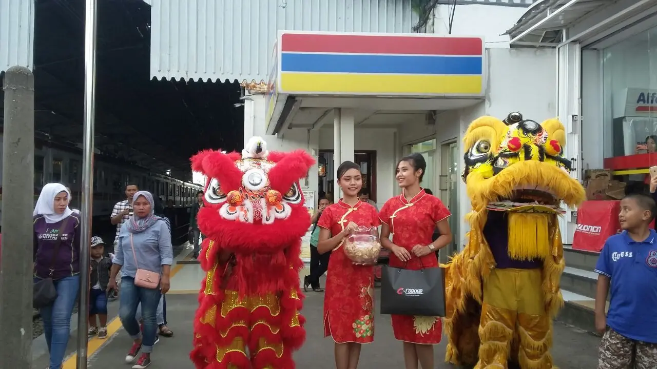 Meriahkan Imlek, Commuter Line Bagi-Bagi Angpao