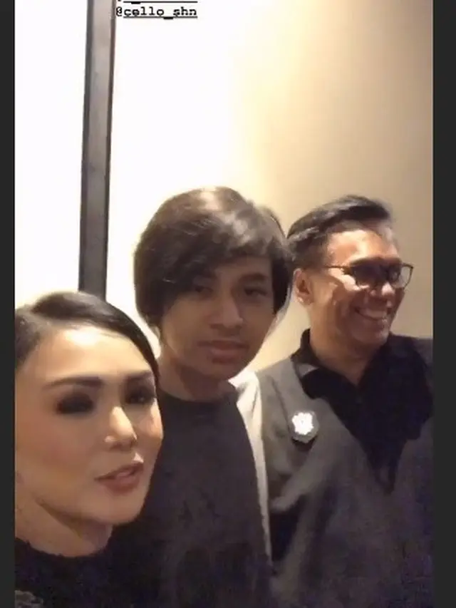 6 Momen Perayaan Kelulusan Putra Yuni Shara, Makan Malam Bareng Mantan Suami