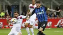 Duel pemain Inter Milan, Mauro Icardi (kanan) dan pemain Cagliari, Vasco Oliveira pada lanjutan Serie A di San Siro stadium, Milan, (17/4/2018). Inter menang 4-0. (AP/Antonio Calanni)