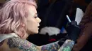 Seniman Megan Massacre membuat tato saat berpartisipasi dalam "New York Ink" di edisi 5 Konvensi Internasional Paradise Tatto, di San Antonio de Belen, San Jose, (8/5). Lebih dari 300 seniman tato berpartisipasi di acara ini.(AFP PHOTO/Ezequiel Becerra)
